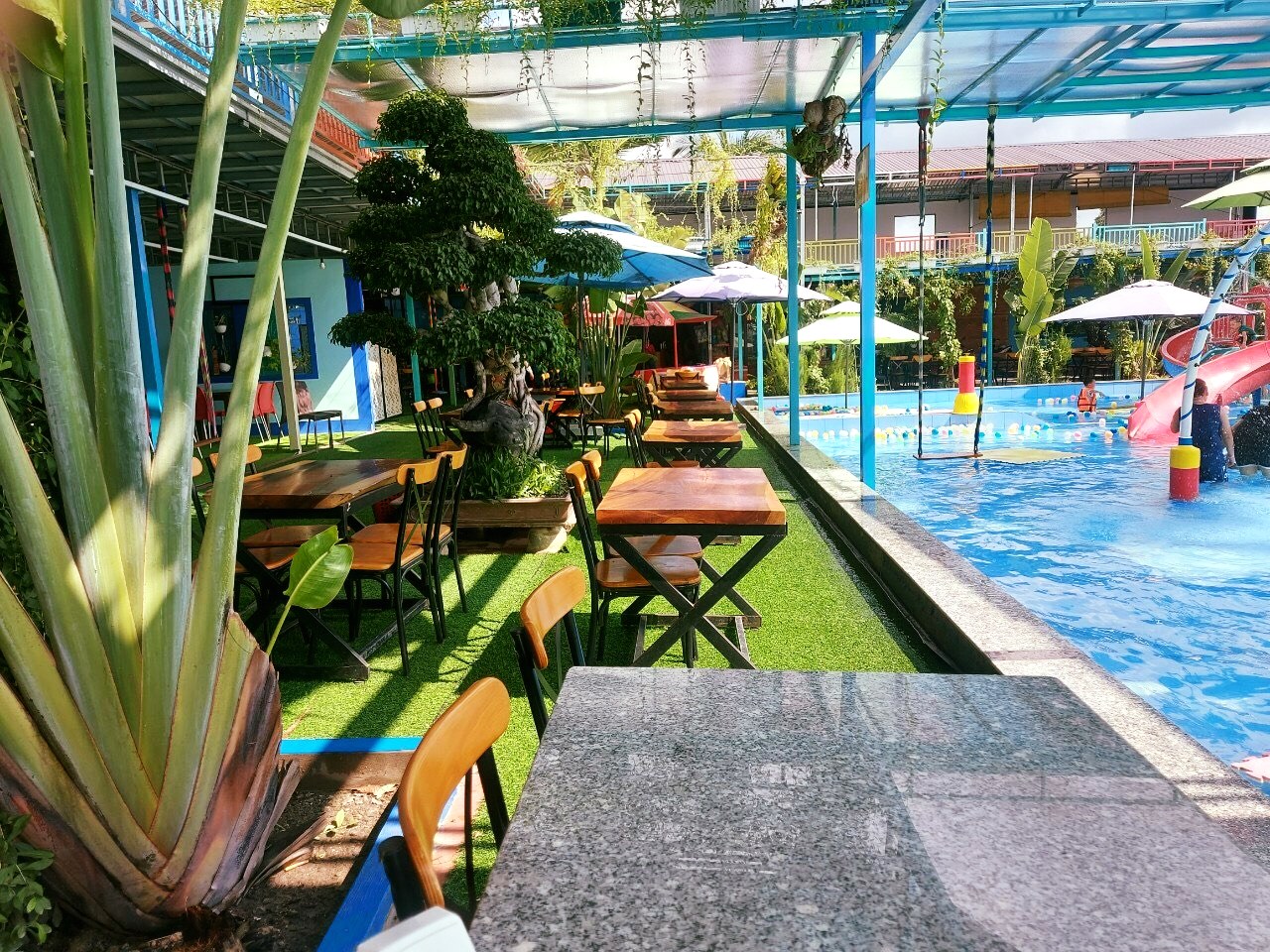 Chỗ ngồi và quầy đồ ăn được sắp xếp ngay bên cạnh bể bơi, luôn sẵn sàng khi bạn cần
