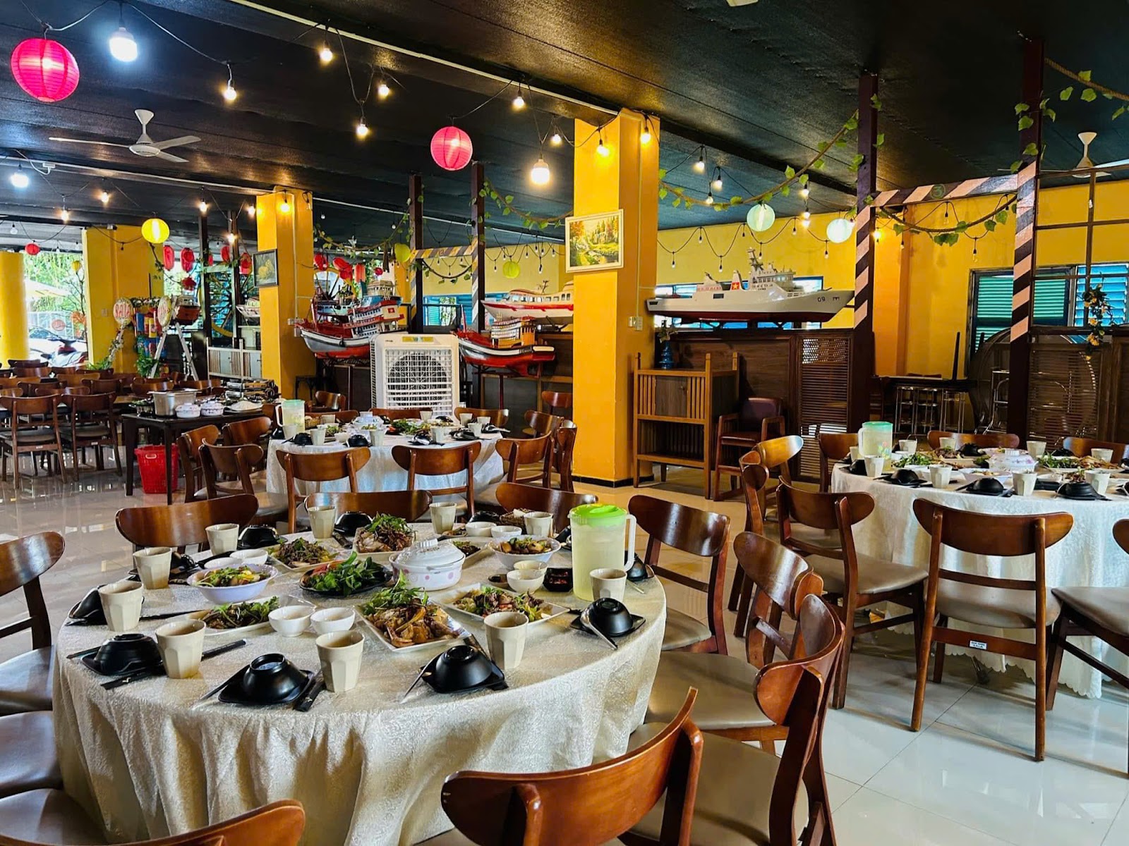 Nhà hàng rộng rãi sẵn sàng phục vụ đoàn khách lớn