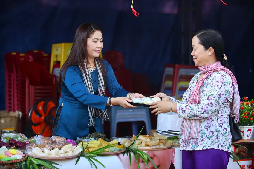 Các gian hàng ẩm thực truyền thống nhận được sự quan tâm của nhiều du khách