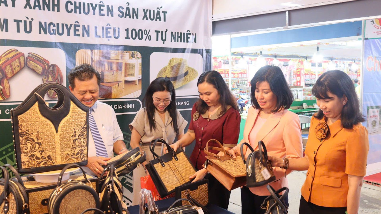 Tham quan gian hàng thủ công tại hội chợ