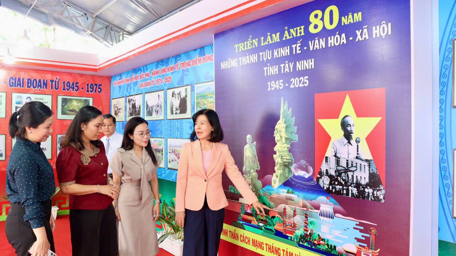 Đại biểu xem triển lãm ảnh về thành tựu kinh tế - xã hội, quốc phòng - an ninh và xây dựng hệ thống chính trị của tỉnh