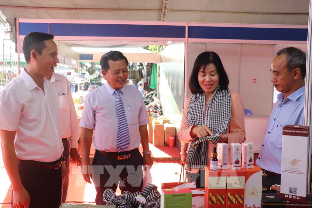 Các sản phẩm đạt chuẩn OCOP được bày bán tại hội chợ