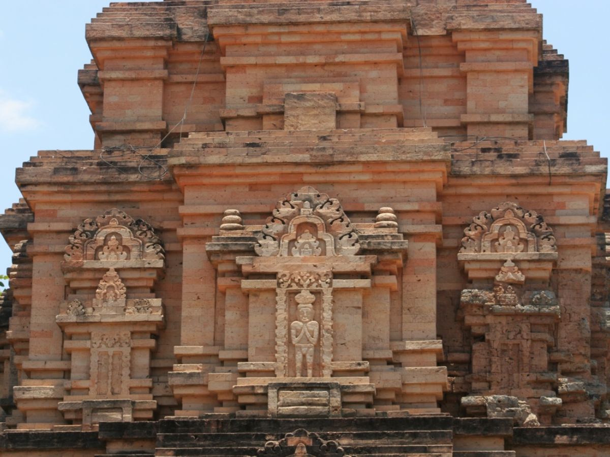 Khu di tích Tháp cổ Bình Thạnh được xây dựng từ gạch không nung, không dùng vữa kết dính