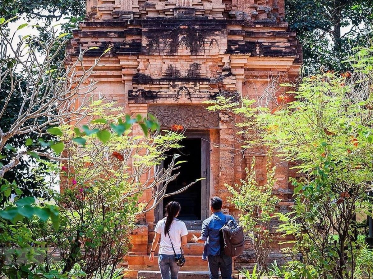 Mùa khô từ tháng 12 đến tháng 4 là thời điểm lý tưởng để tham quan Tháp cổ Bình Thạnh