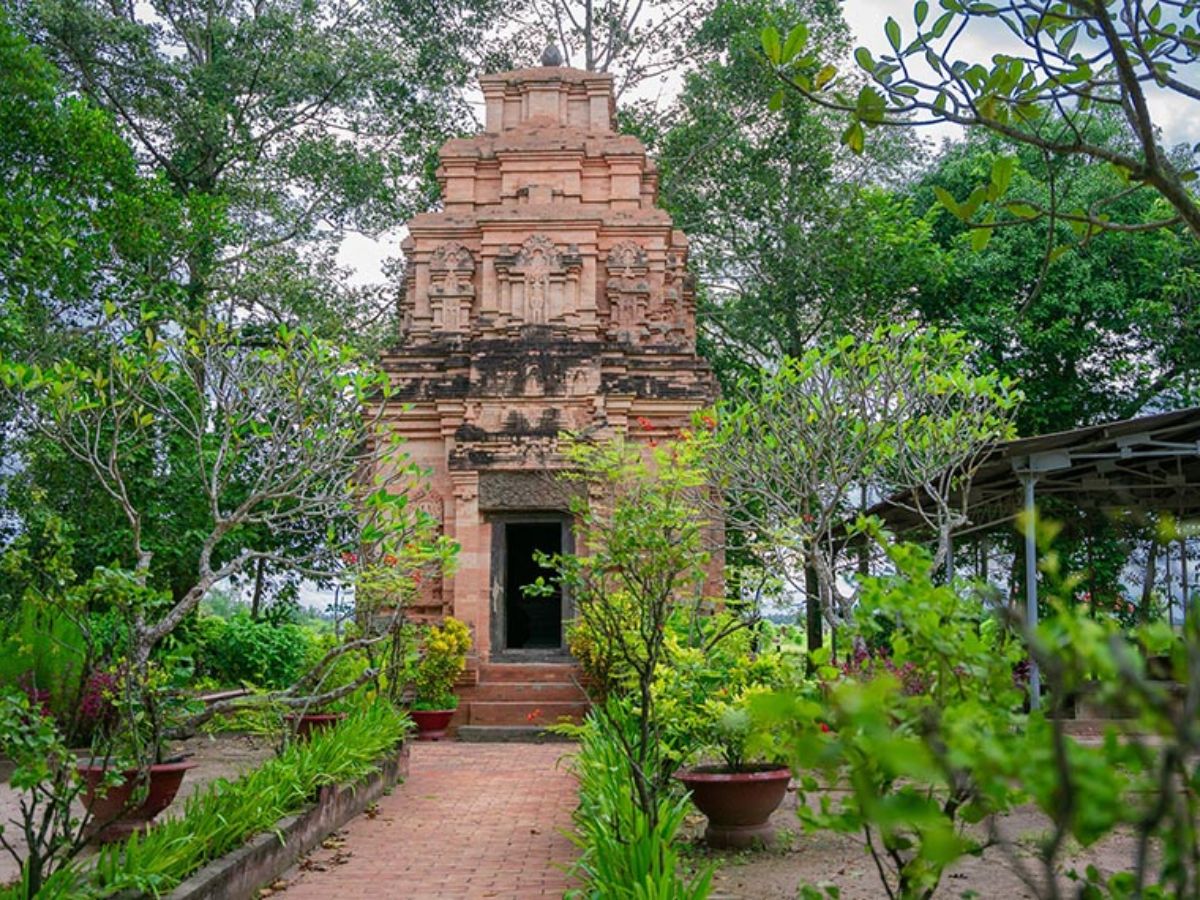 Tháp cổ Bình Thạnh tọa lạc bên hữu ngạn sông Vàm Cỏ Đông