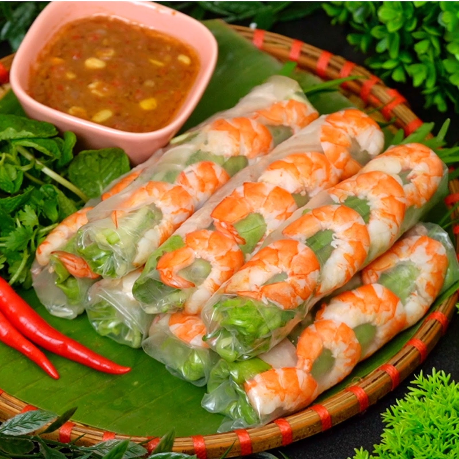 Bánh tráng cuốn tôm mang hương vị thanh ngọt.