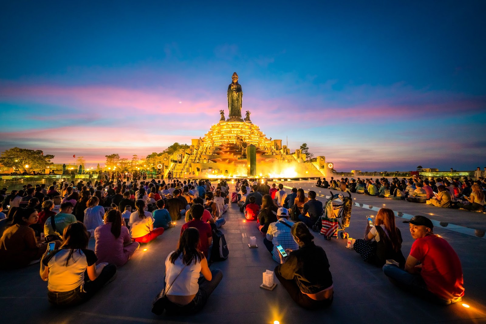 Tượng Phật Bà Tây Bổ Đà Sơn uy nghi trên đỉnh núi Bà Đen.