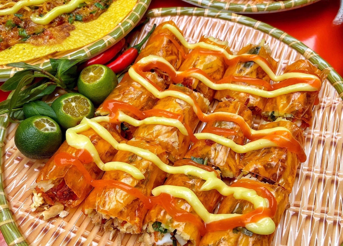 Bánh tráng cuốn bơ là món ăn vặt tuổi thơ của bao thế hệ.