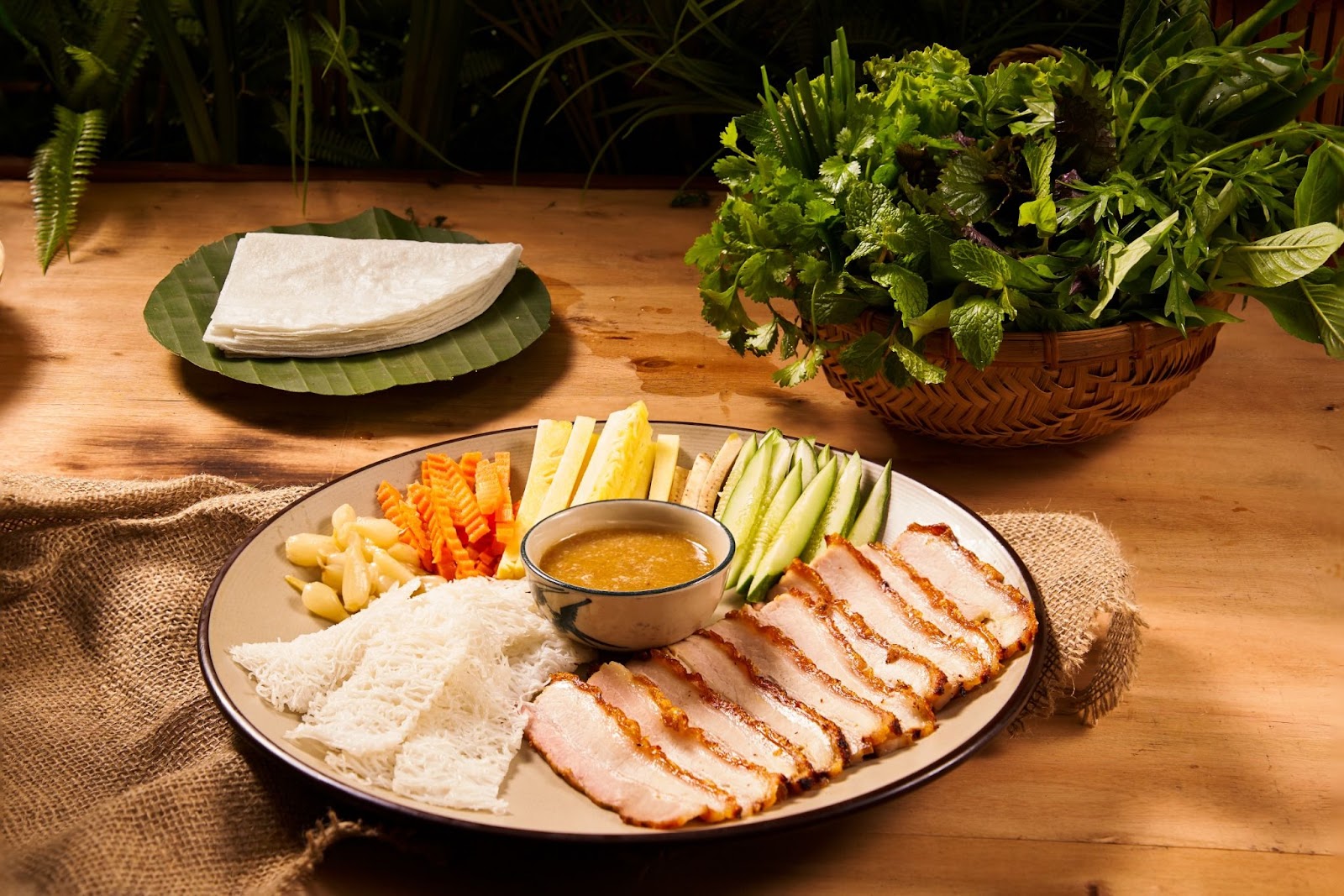 Bánh tráng cuốn thịt luộc Tây Ninh mang nét đặc trưng rất riêng của vùng miền.