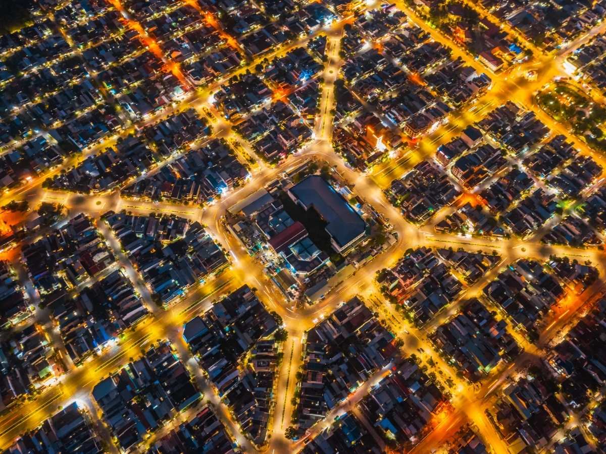 Chợ Long Hoa là một trong những chợ lâu đời và có hoạt động sầm uất nhất Tây Ninh.