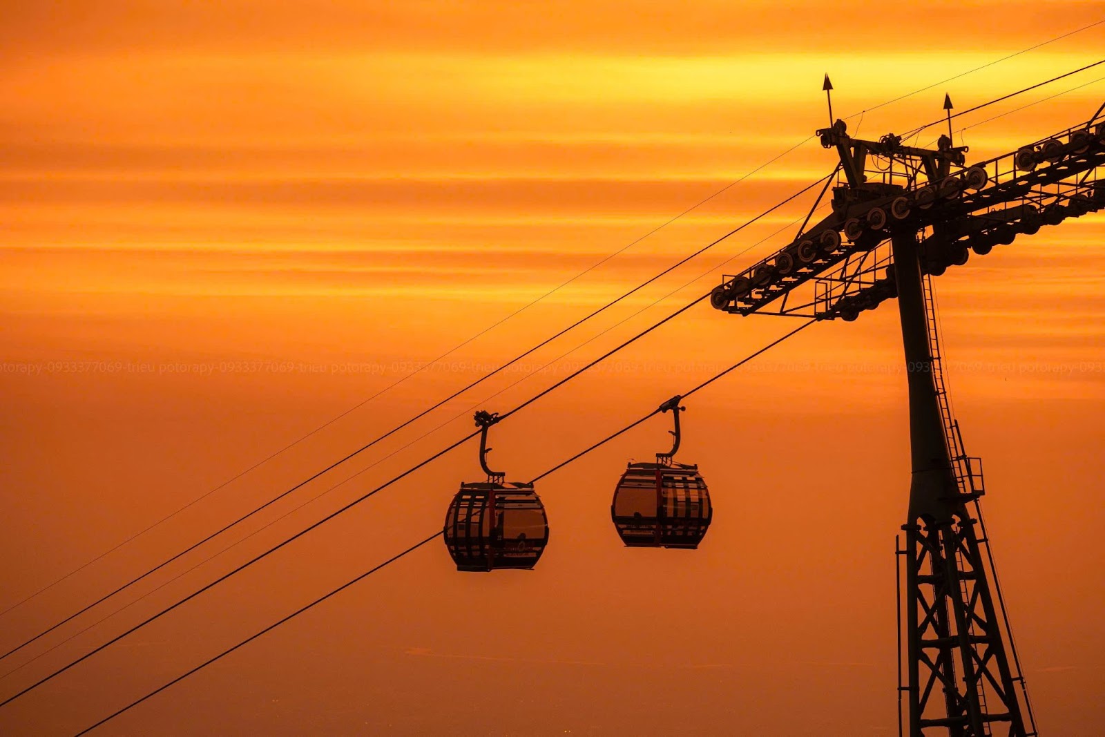 Ngồi trên cáp treo Sun World Ba Den Moutain, du khách có thể chiêm ngưỡng toàn cảnh Tây Ninh.