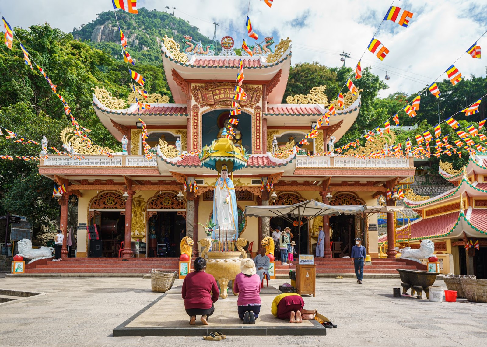 Chiêm bái Linh Sơn Tiên Thạch Tự nơi thờ Linh Sơn Thánh Mẫu.