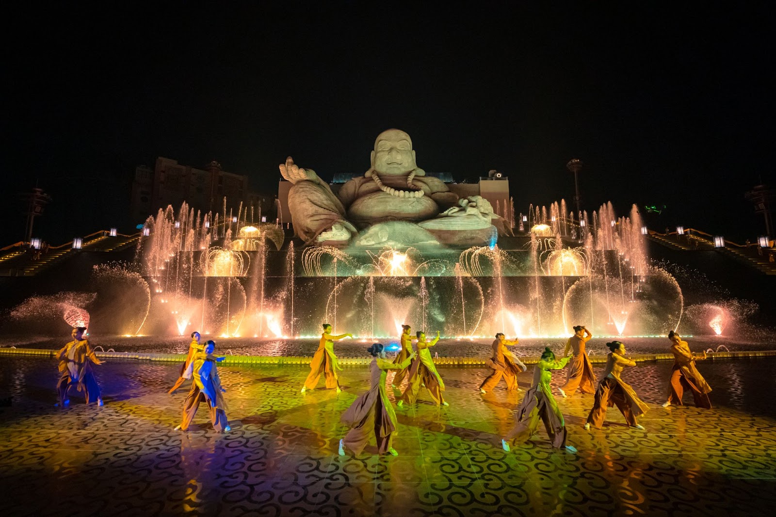 Thưởng thức show nhạc nước hoành tráng ngay dưới chân Tôn tượng Phật Bồ Tát Di Lặc.