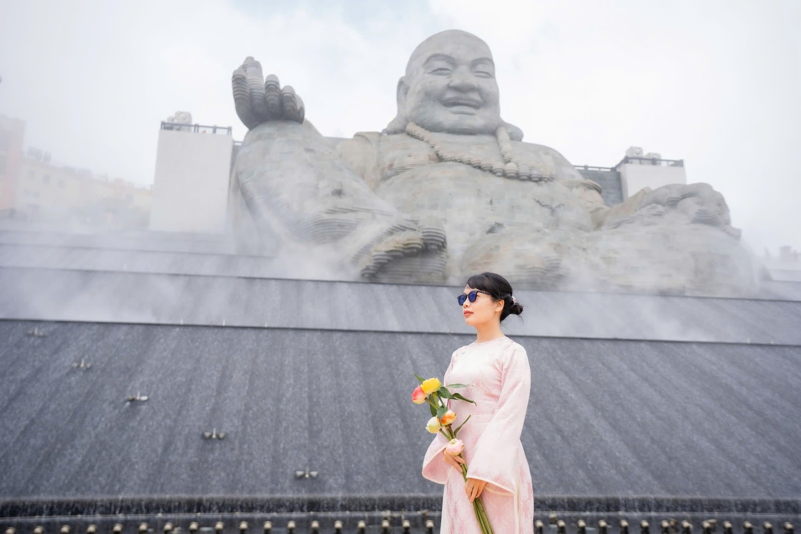 Mặc trang phục phù hợp khu đi du lịch sẽ giúp du khách tự tin hơn.