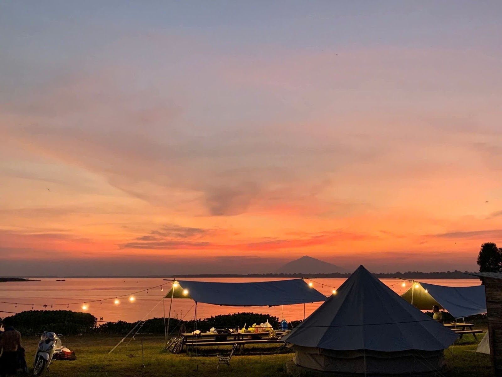 Cắm trại tại hồ Dầu Tiếng chiêm ngưỡng hoàng hôn lãng mạn buông xuống sau núi.