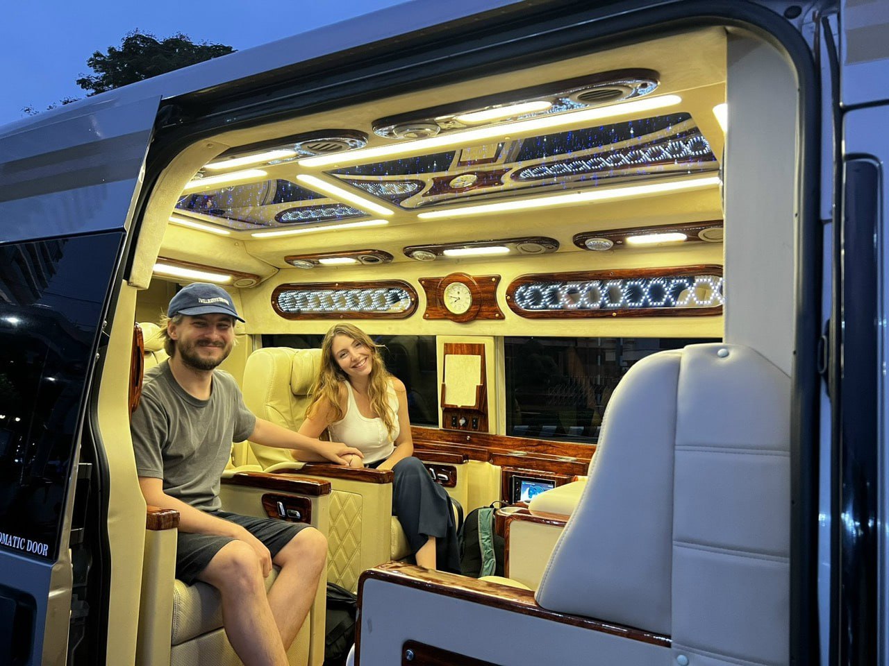 Đi Tây Ninh bằng xe khách, limousine giúp du khách có hành trình thuận tiện, thoải mái.