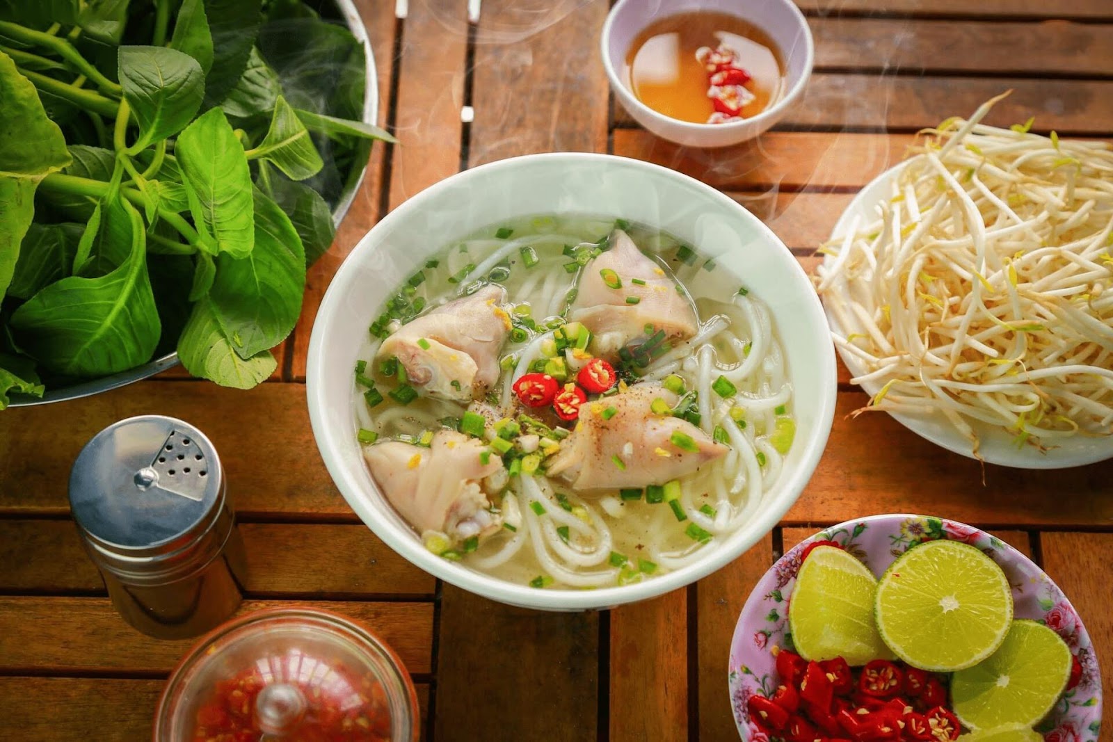 Đặc sản bánh canh Trảng Bàng làm siêu lòng bao du khách.