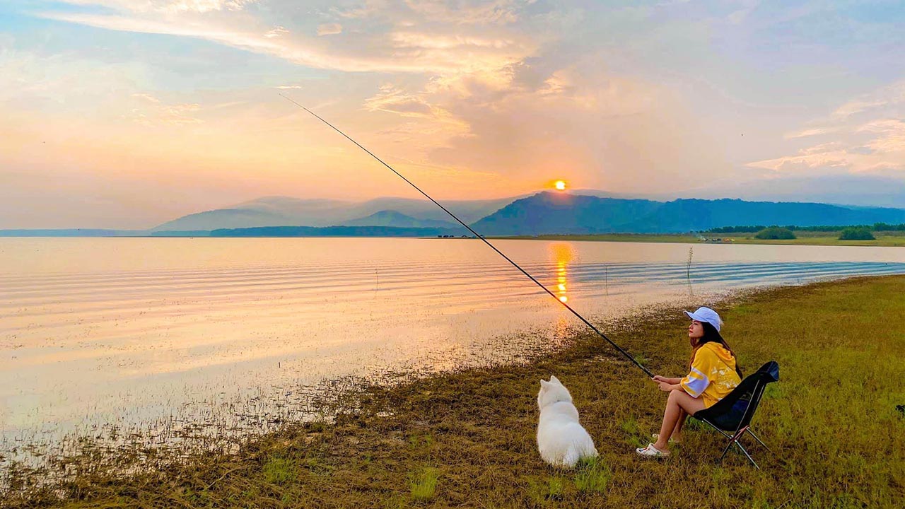 Trải nghiệm một buổi chiều thảnh thơi, câu cá bên hồ Dầu Tiếng.
