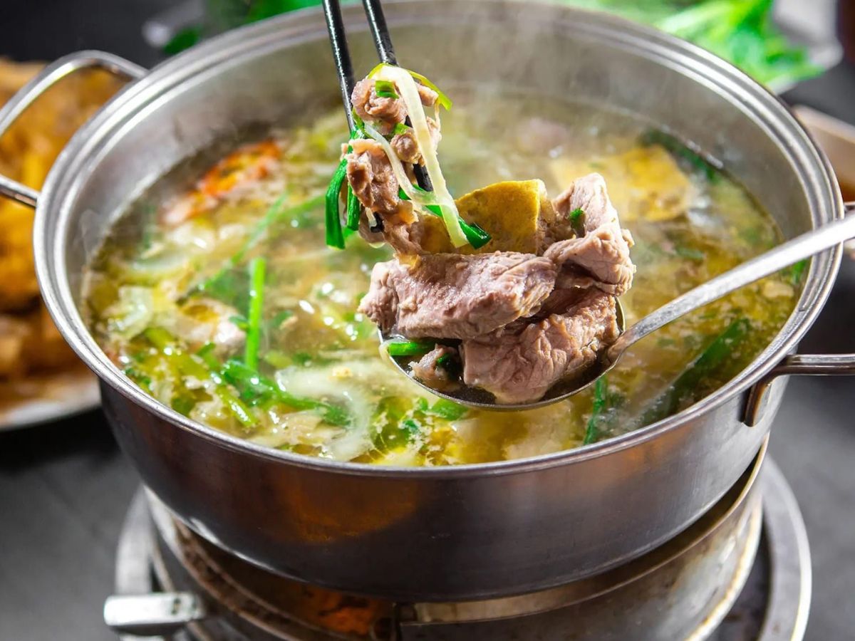 Lẩu bò tơ Tây Ninh đậm đà hương vị Nam Bộ, ăn kèm rau rừng tự nhiên.