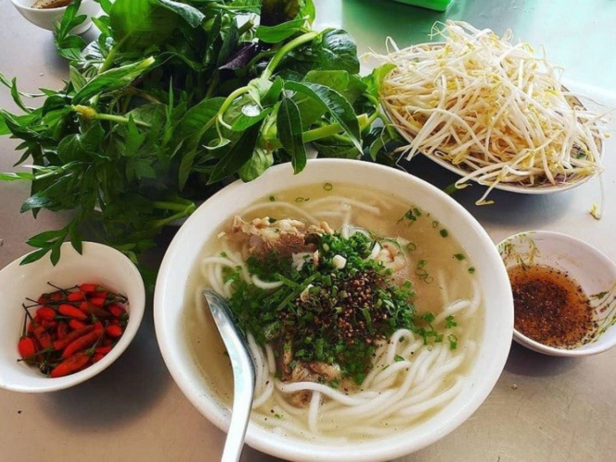Thưởng thức bánh canh Trảng Bàng trọn vị với rau sống, chanh, ớt làm tăng hương vị món ăn.