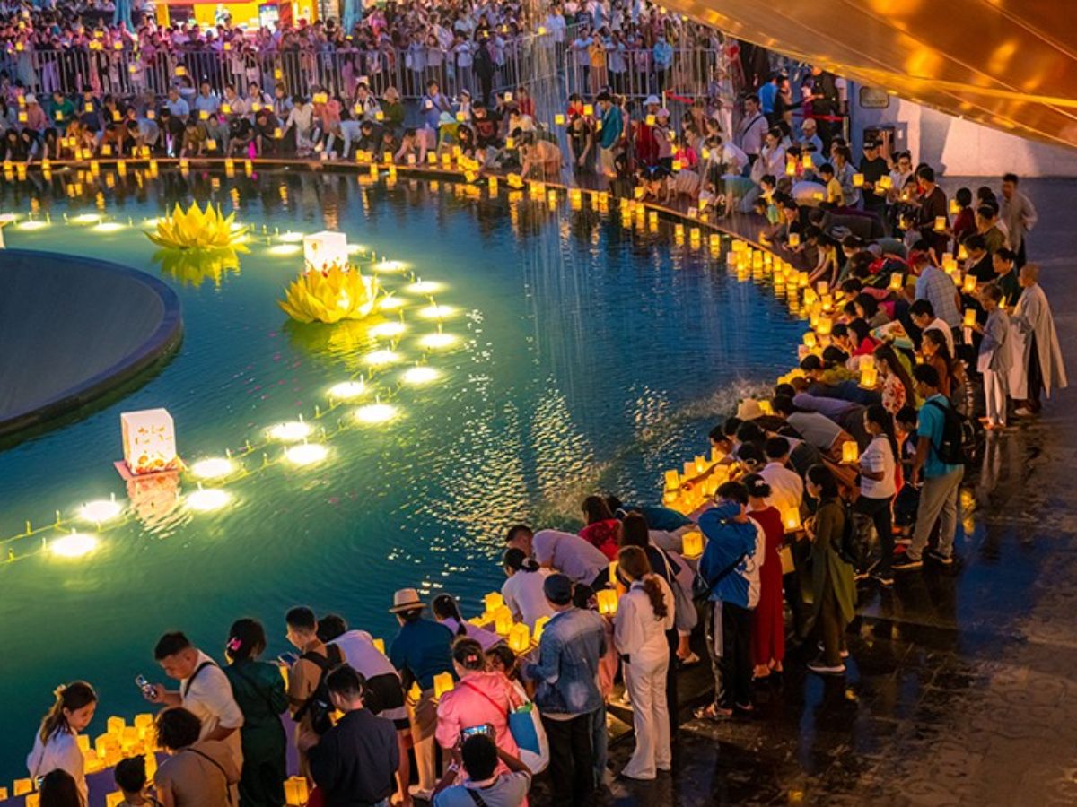 Kỷ lục 55.000 ngọn đăng dâng lễ vía.