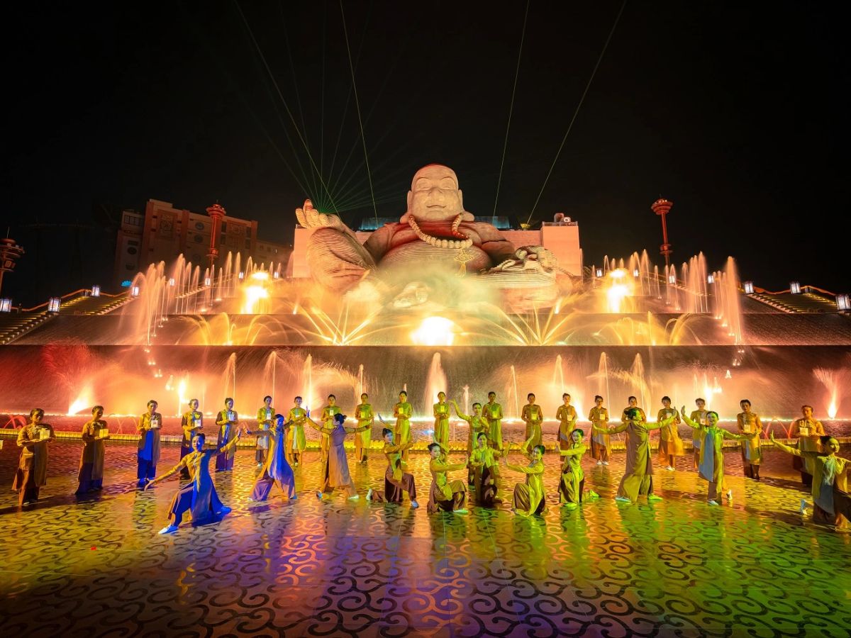 Hoạt động văn nghệ tại lễ dâng đăng núi Bà Đen.