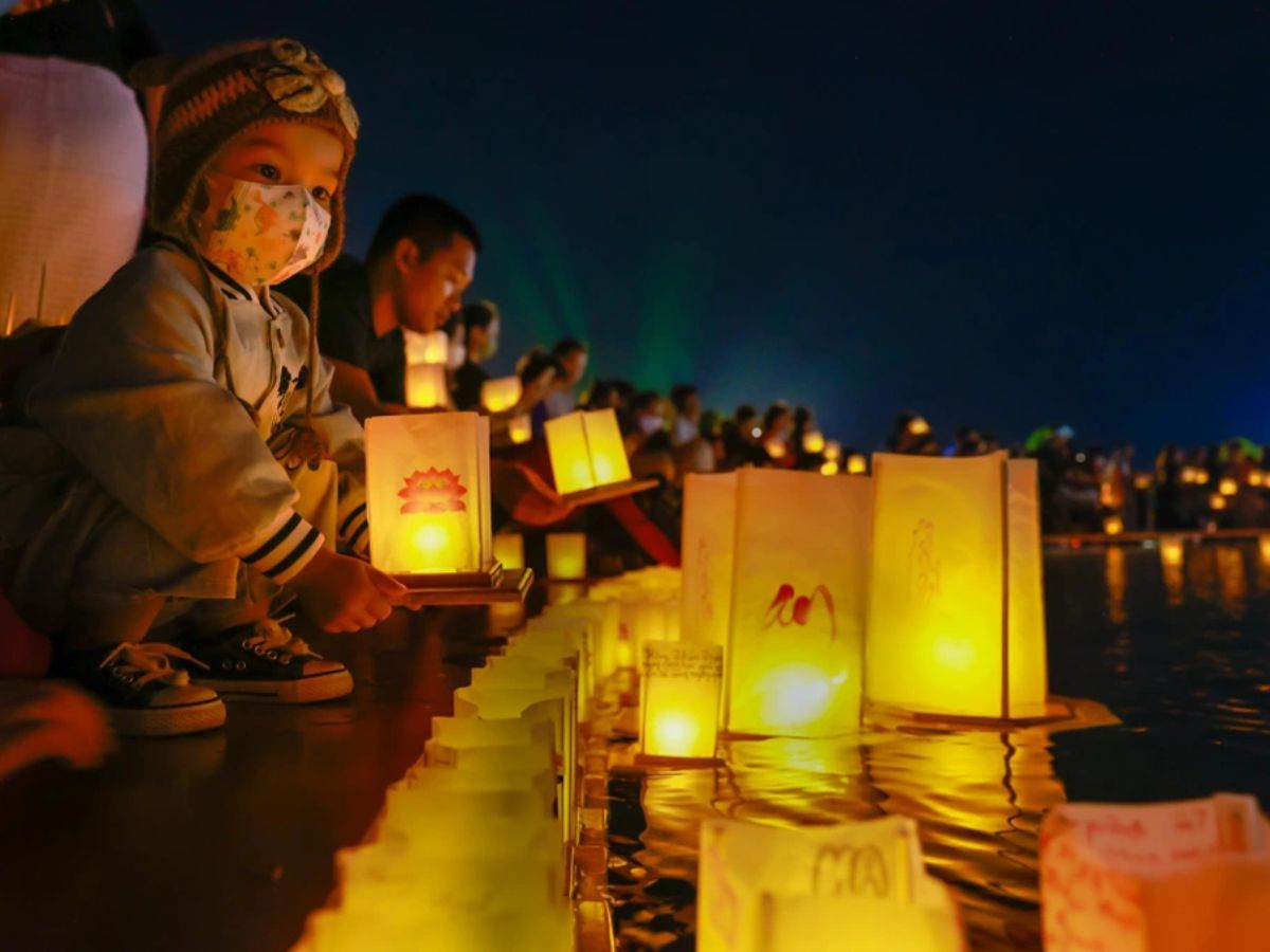 Những chiếc đèn hoa đăng thả trôi trên mặt nước.