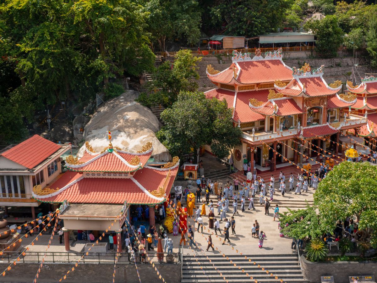 Hình ảnh chùa Bà trong lễ vía.