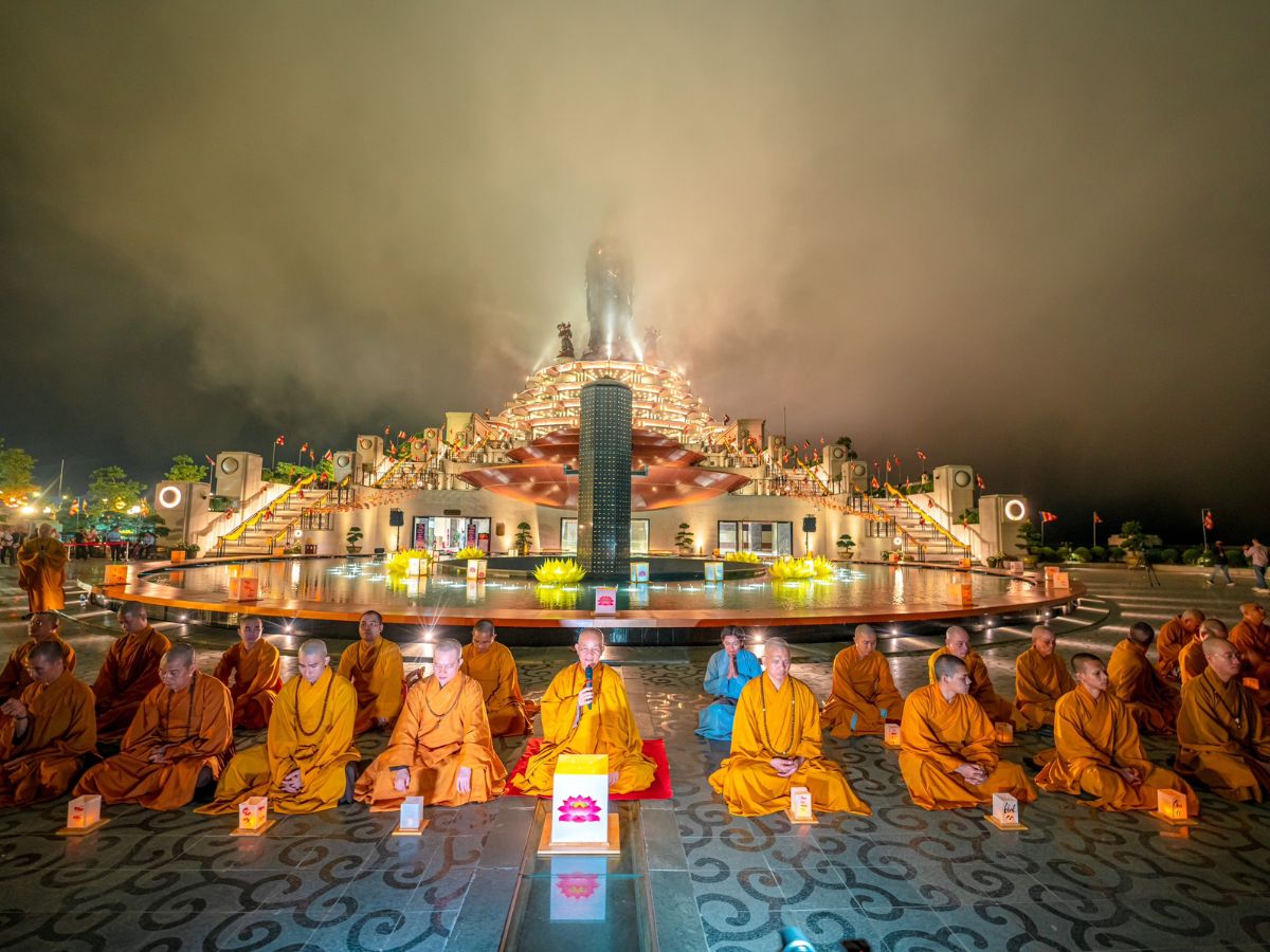 Các nghi lễ dâng hương diễn ra trang nghiêm.