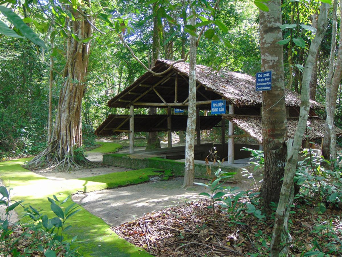 Khám phá di tích lịch sử bên trong rừng Chàng Riệc.