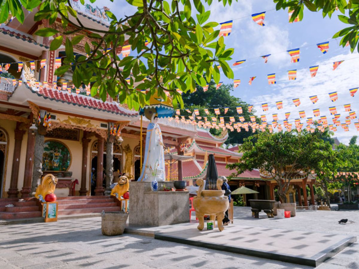 Lễ Vía Bà Linh Sơn Thánh Mẫu thu hút nhiều khách du lịch và người hành hương.