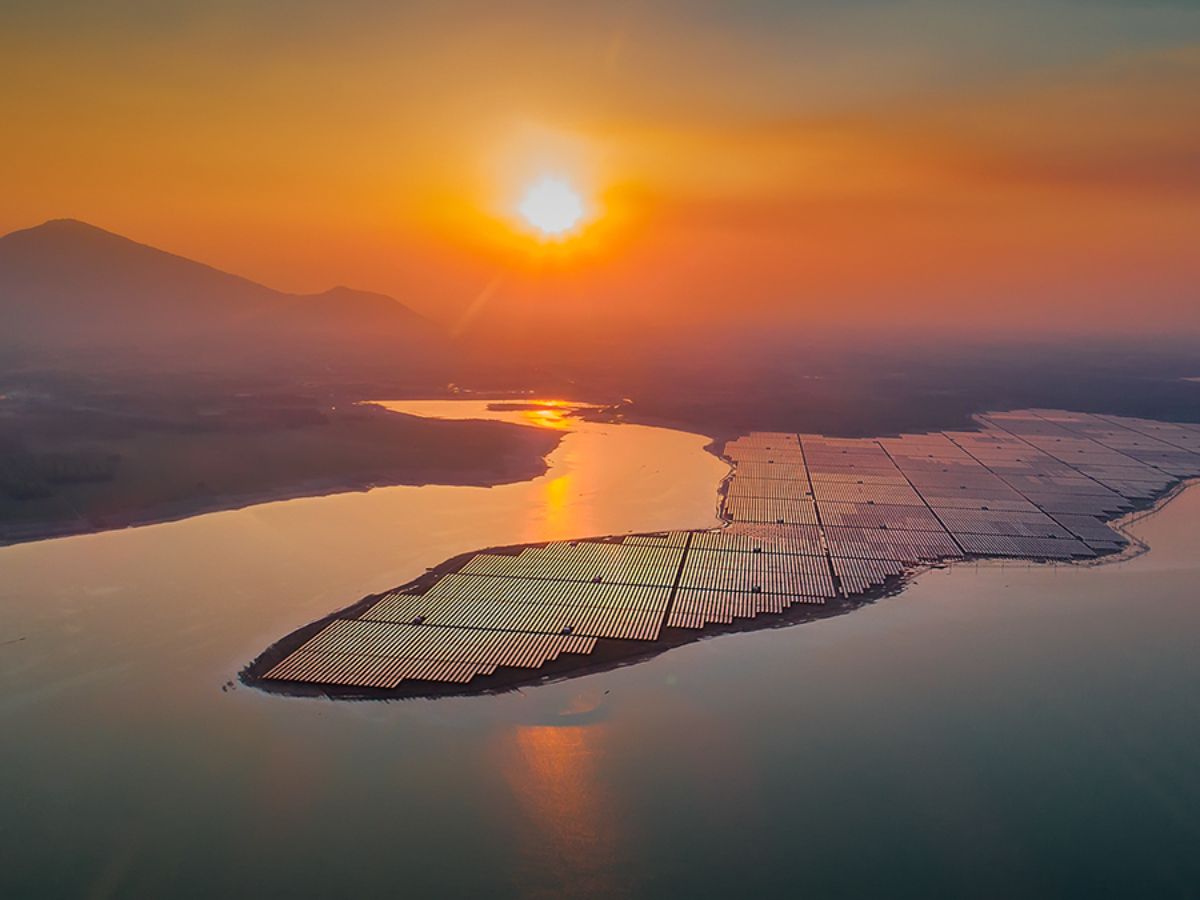 Hồ Dầu Tiếng vào lúc hoàng hôn.