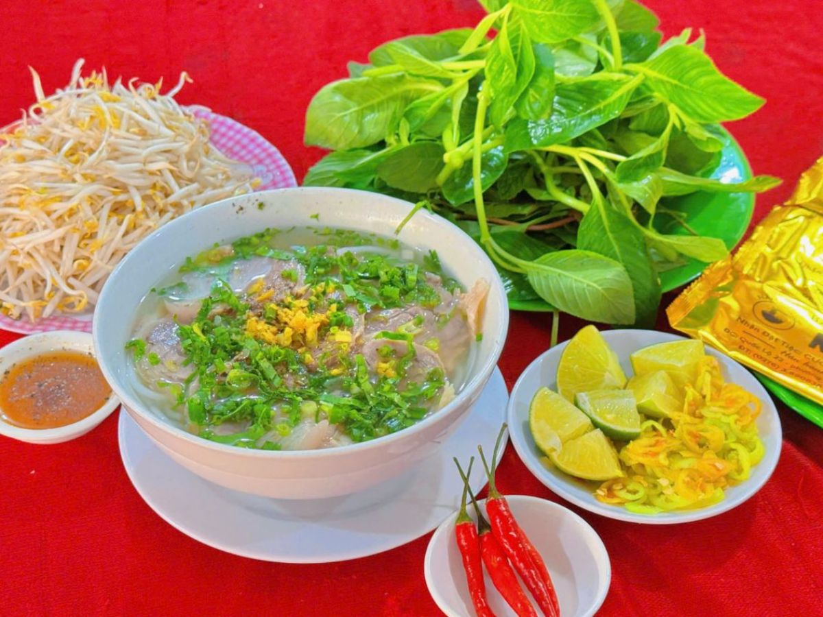 Bánh canh Trảng Bàng nổi tiếng với nước dùng thơm ngon.