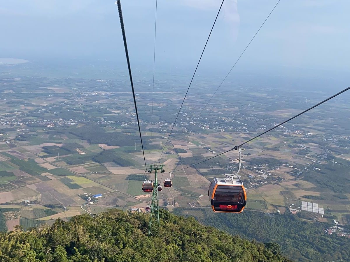 Cáp treo Sun World giúp du khách ngắm nhìn núi Bà Đen từ trên cao.