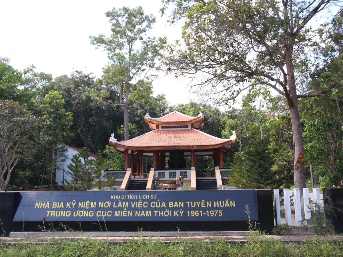 Khu tưởng niệm bên ngoài khu di tích.
