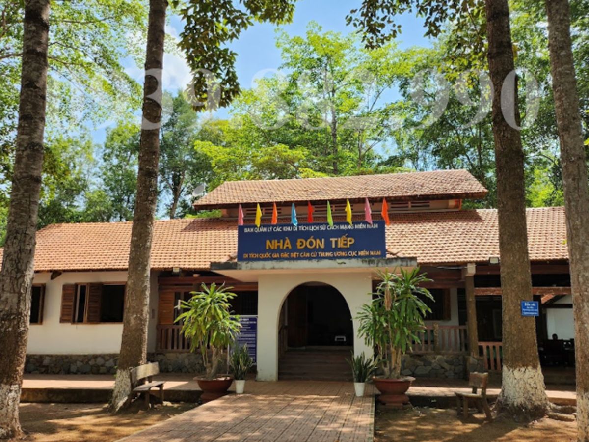 Không gian bên ngoài căn cứ.