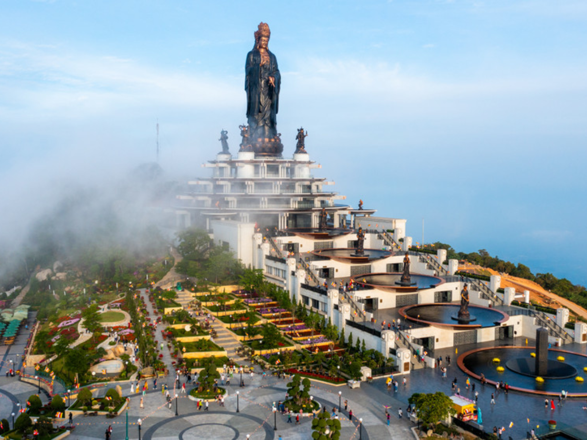 Ngắm nhìn biển mây trên núi Bà Đen.