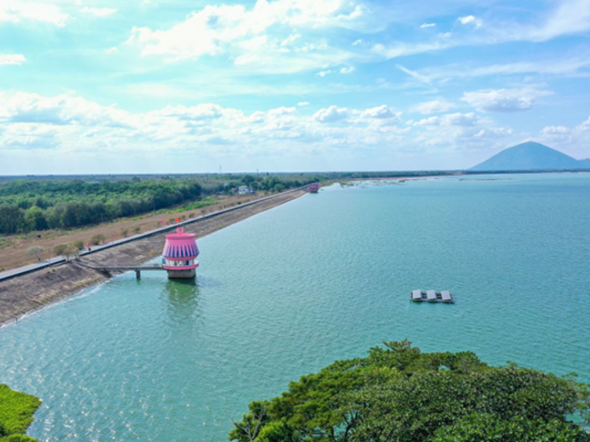 Khám phá hồ Dầu Tiếng xanh ngắt.