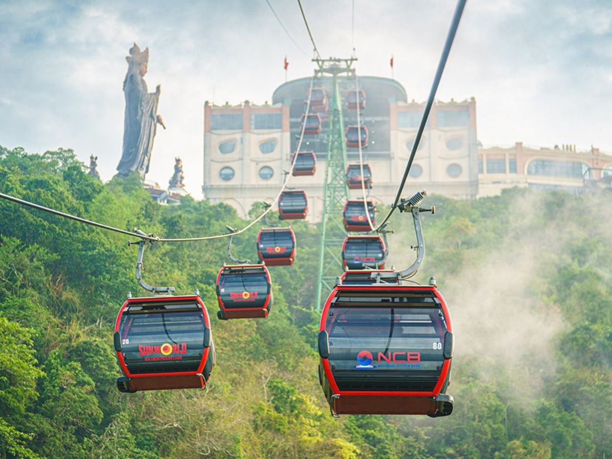 Trải nghiệm ngắm nhìn toàn bộ núi Bà Đen bằng hệ thống cáp treo hiện đại.
