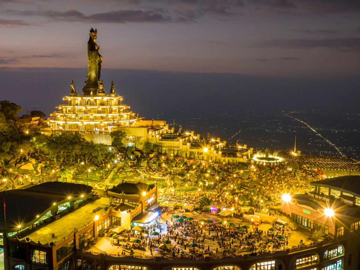 Hội xuân núi Bà Đen vào buổi tối