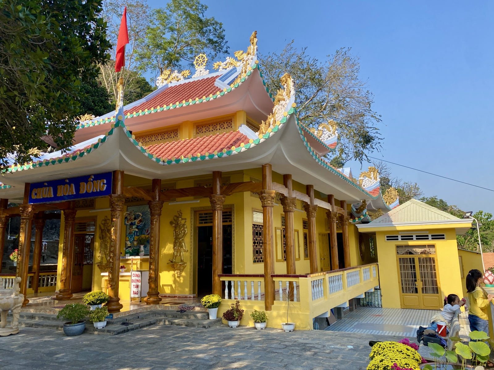 Toàn cảnh bên ngoài ngôi chùa Linh Sơn Hòa Đồng