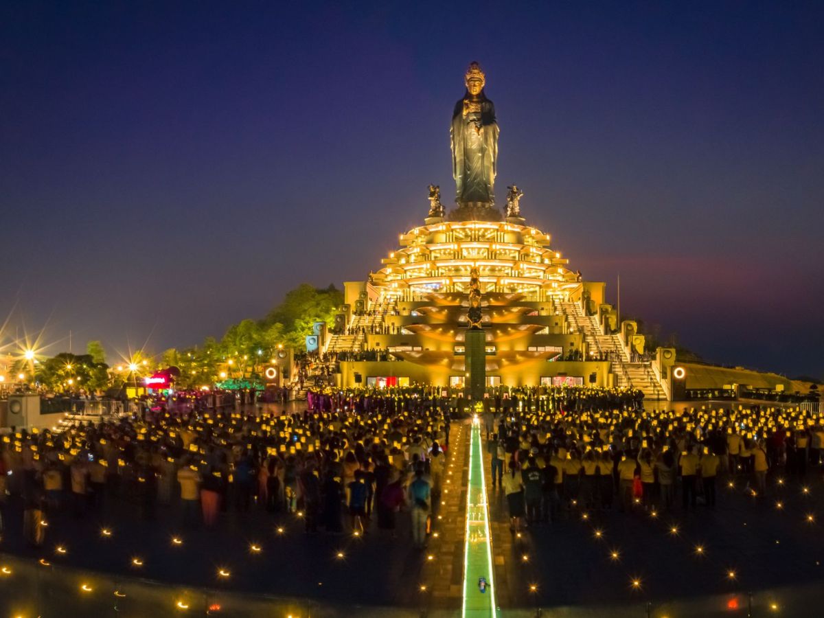 Du khách có thể tham gia các hoạt động chiêm bái tại các ngày lễ lớn