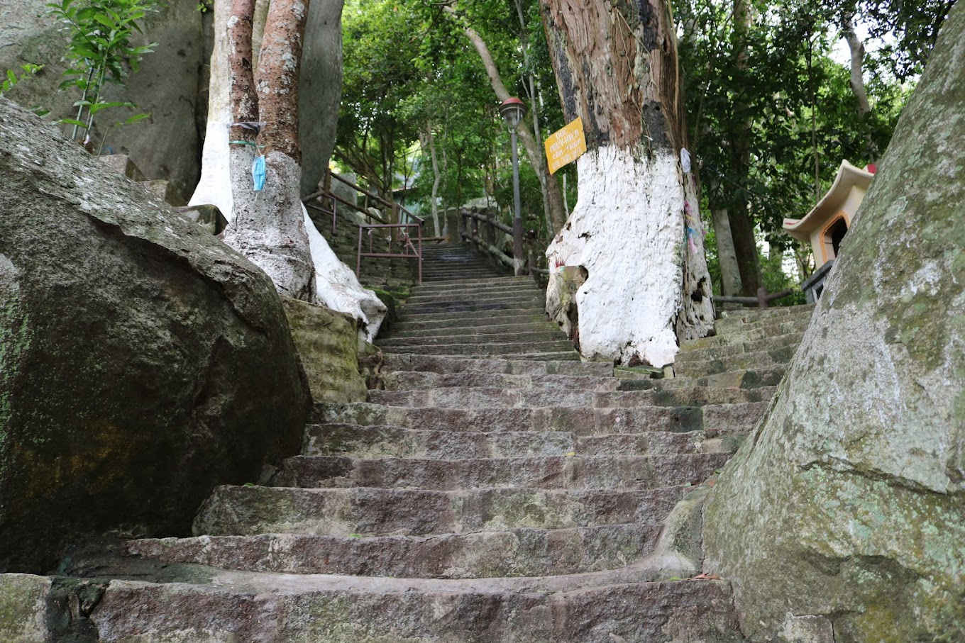 Đường lên chùa Hang