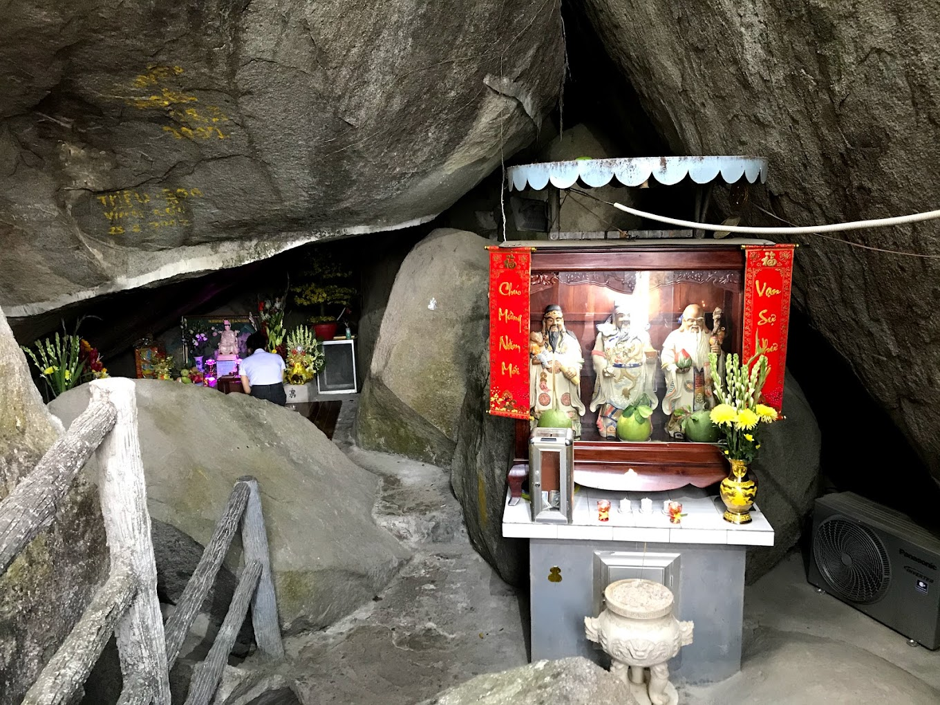 Ngôi chùa ngoài ra còn thờ 3 ông Phúc - Lộc - Thọ