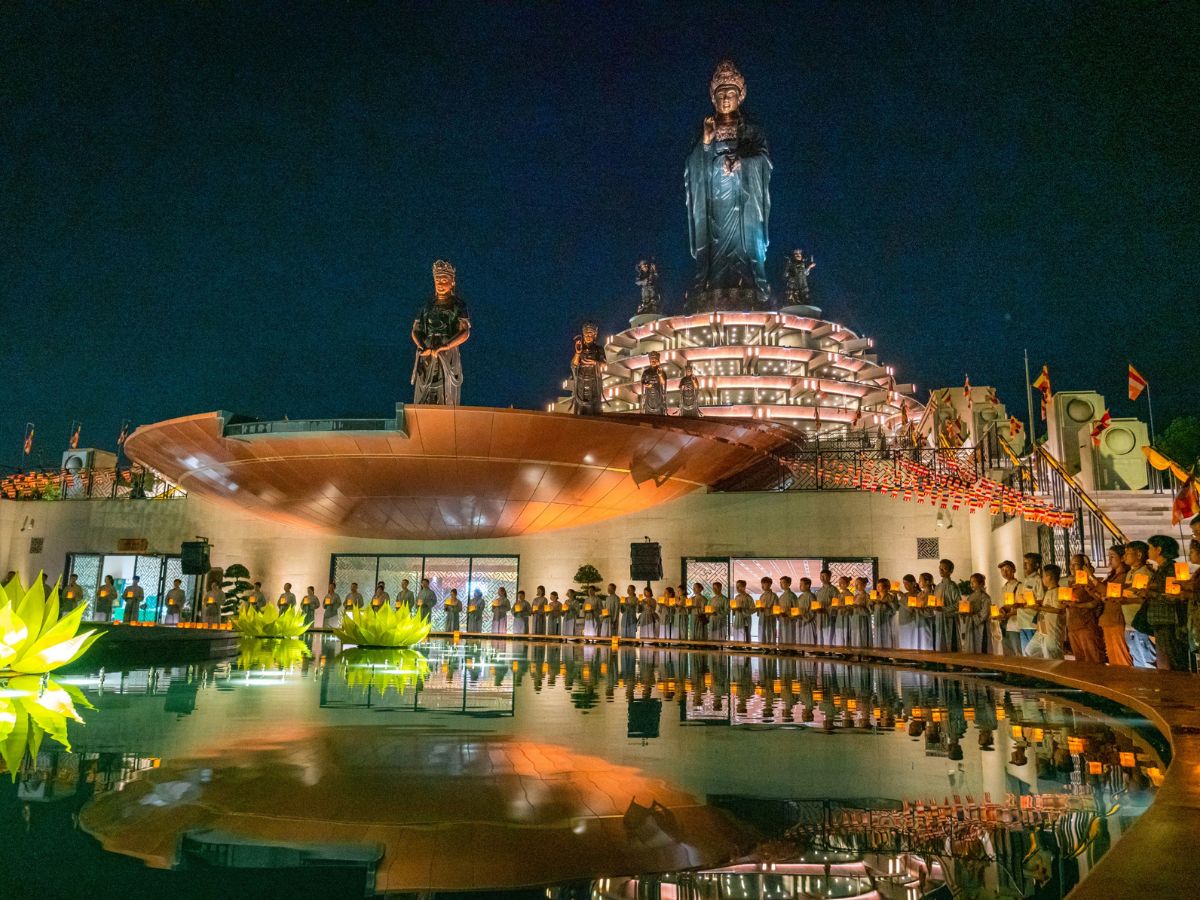 Dâng hương tại lễ hội núi Bà