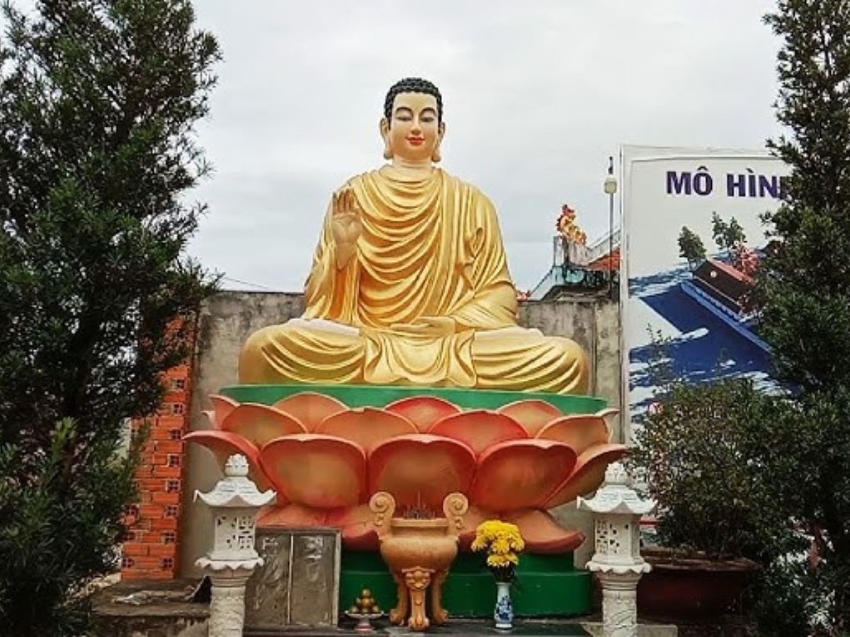 Cảnh quan khuôn viên chùa Giác Ngạn nổi bật với tượng Phật Thích Ca Mâu Ni lớn.