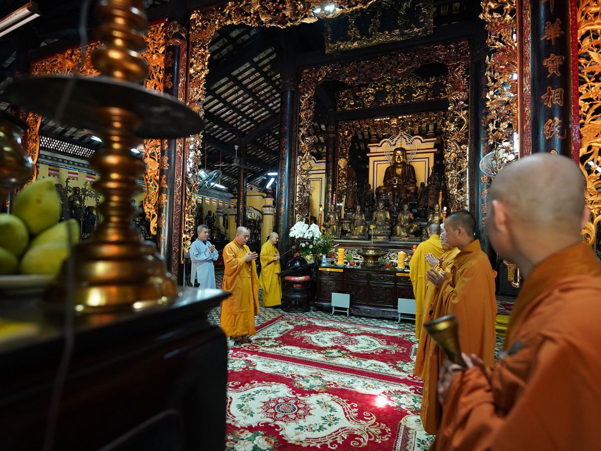 Không gian bên trong chùa khắc họa rõ nét phong cách kiến trúc Phật Giáo.