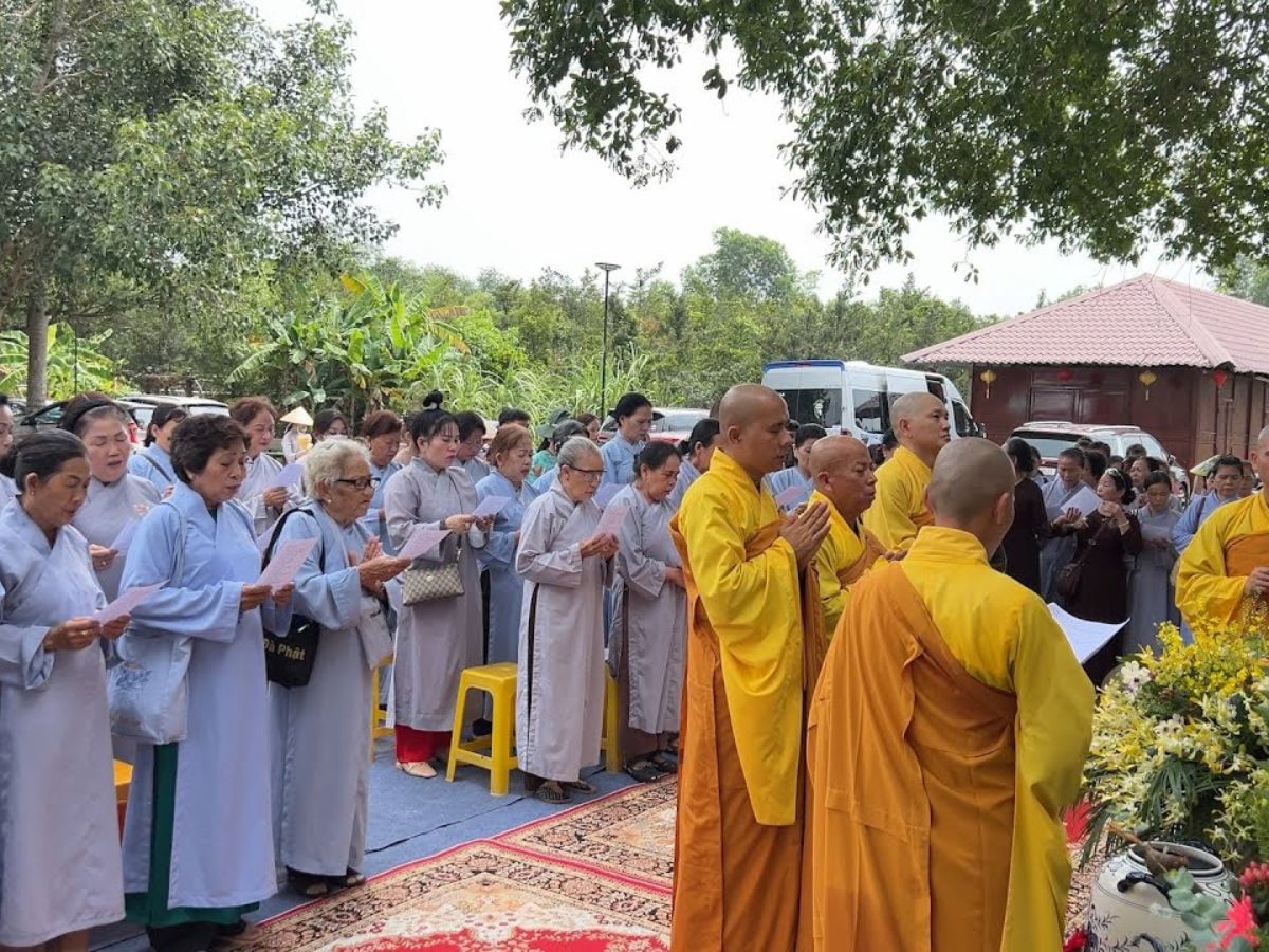 Khuôn viên chùa Tây Pháp rộng rãi là nơi tổ chức nhiều buổi lễ trang nghiêm.