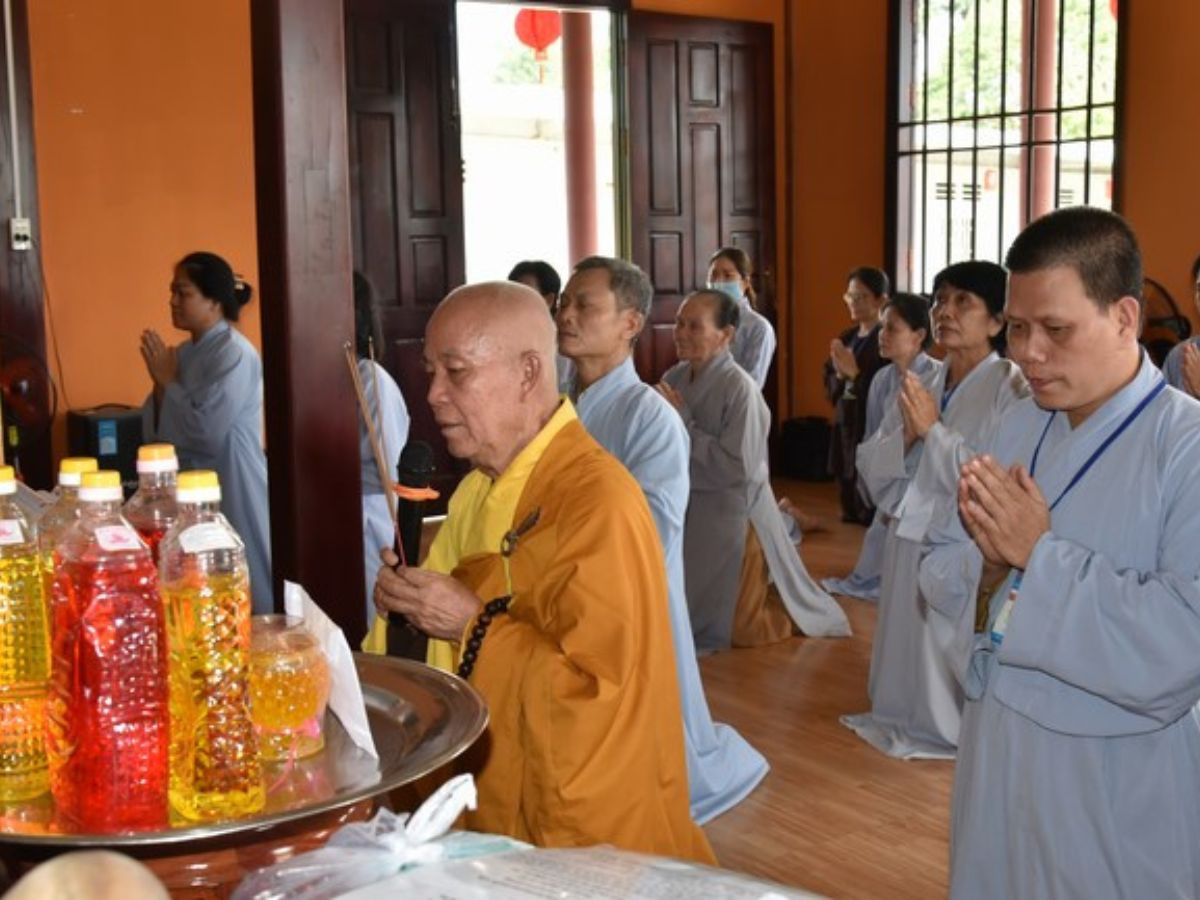 Lưu ý chiêm bái chùa Tây Pháp với trang phục trang trọng nhãn nhặn.