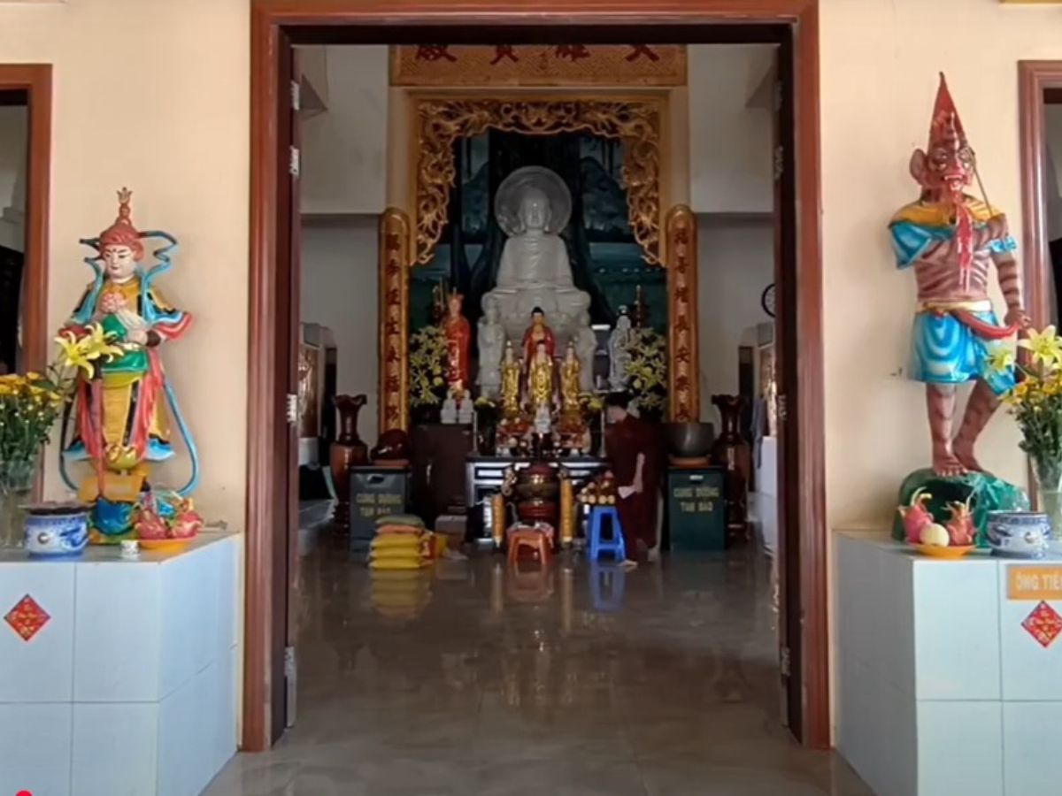 Khuôn viên chùa Tứ Phước đậm nét truyền thống Nam Bộ.